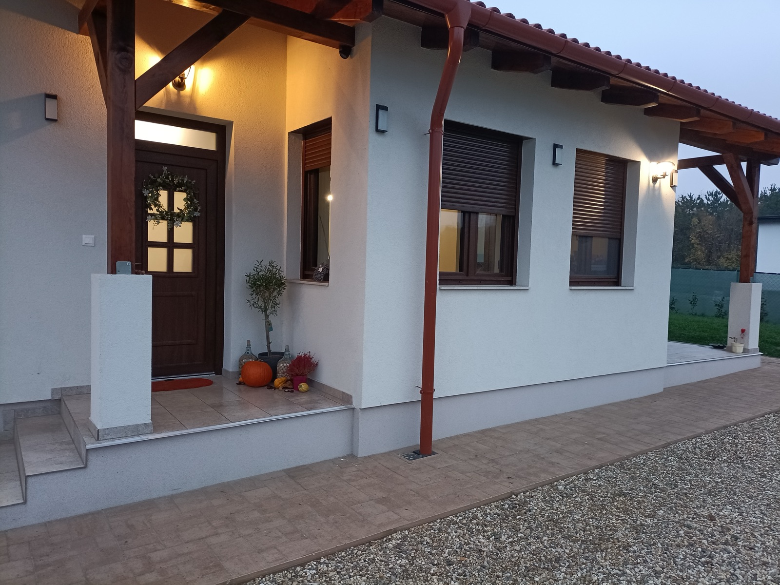 Múzsa Apartman widok z zewnątrz wieczorem z ciepłym oświetleniem